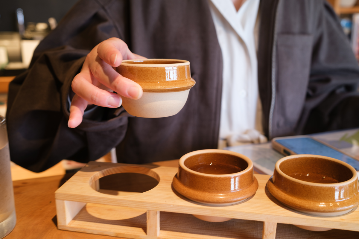 釜のおちょこに入った日本酒