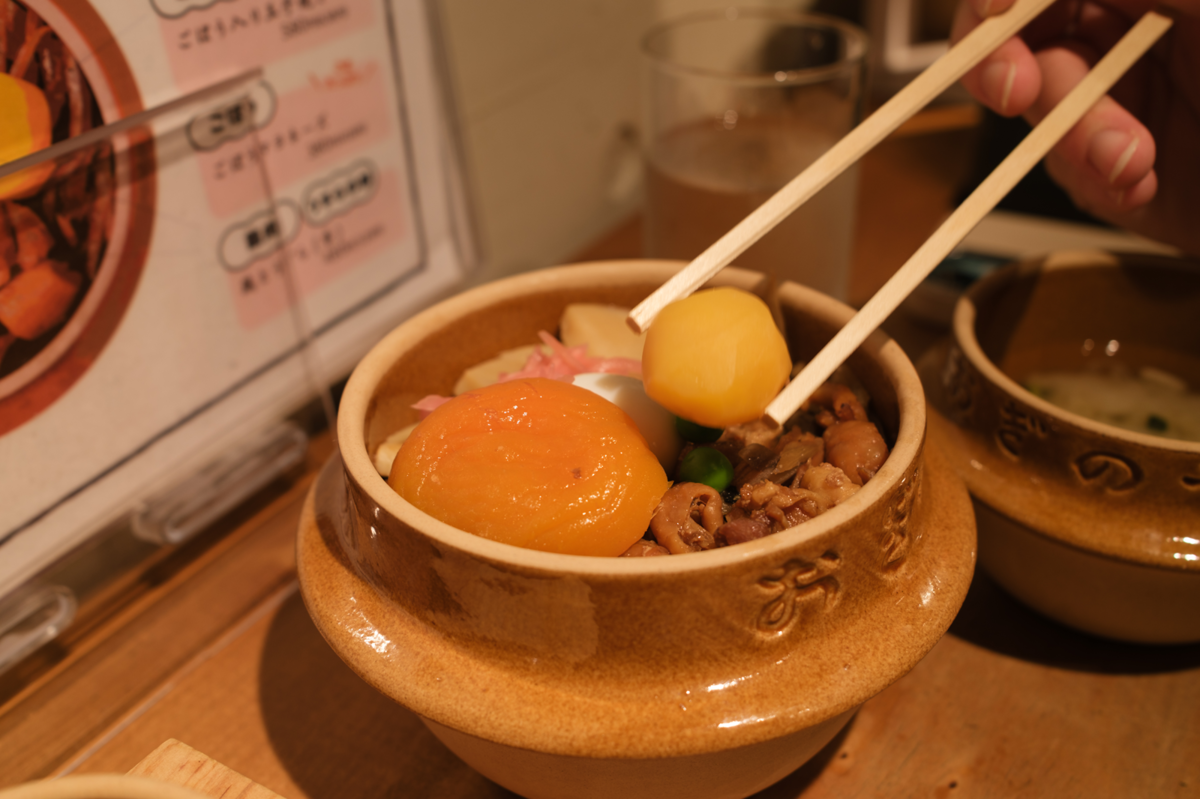 峠の釜めしを食べる手元