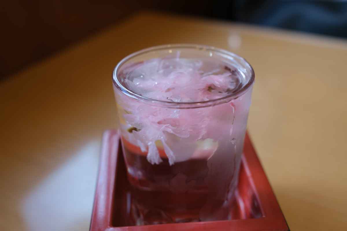 さくら酒に浮かぶ桜の花びら