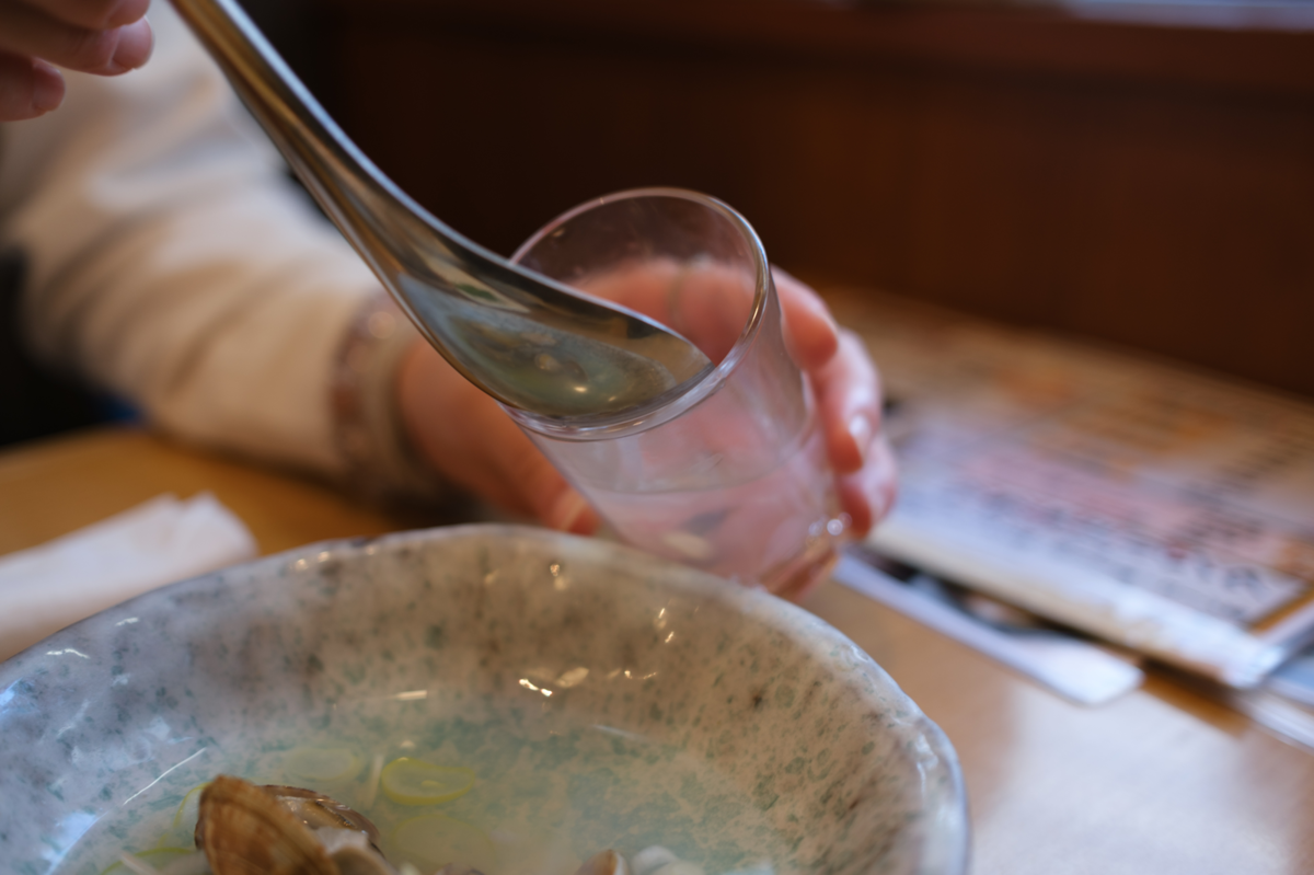 日本酒の出汁割りを楽しむ手元