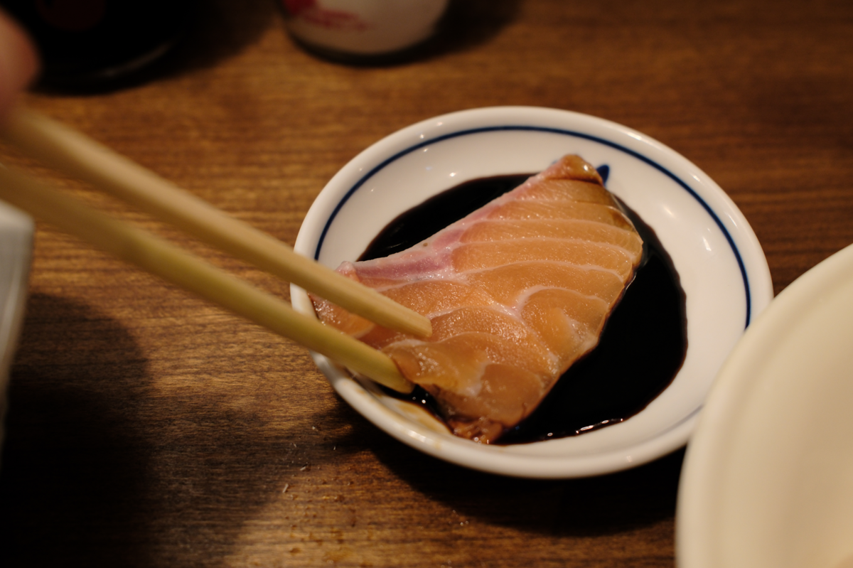 サーモンのお刺身を食べる手元