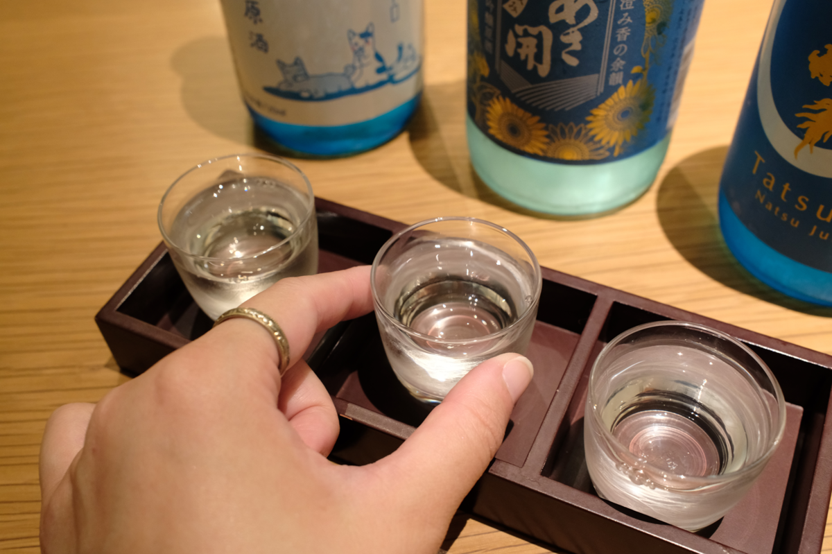 日本酒飲み比べをする手元