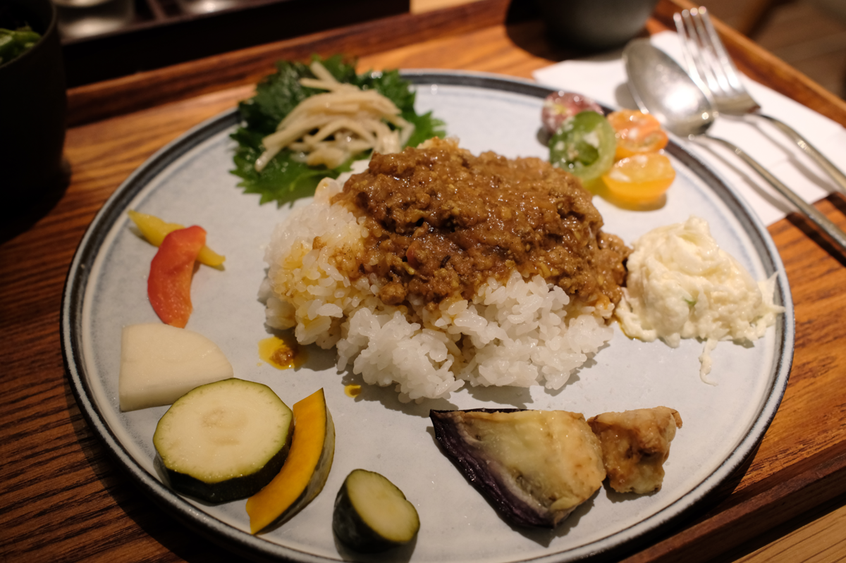 キーマカレー 10種の野菜添え