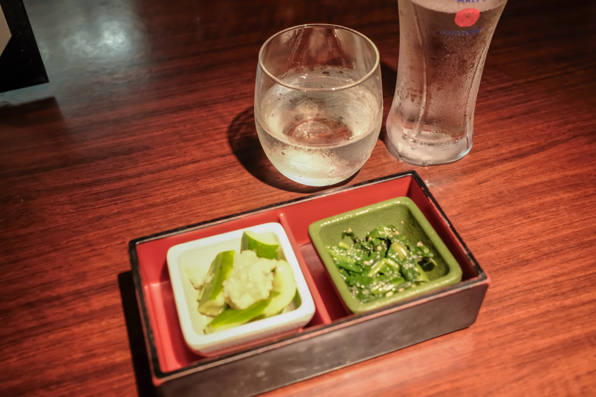 「高清水 精撰辛口／秋田酒類製造株式会社（秋田県）」と小鉢2種