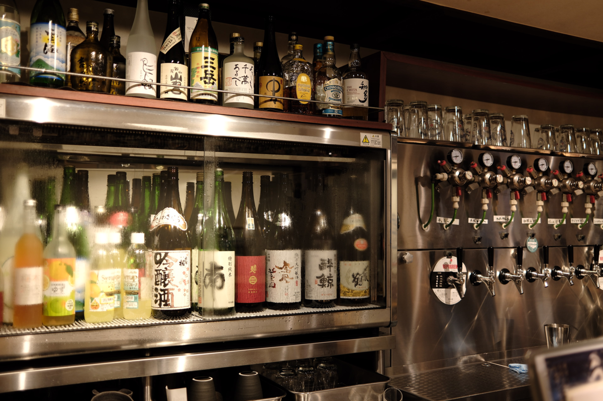 TOWA 麦酒と日本酒と蕎麦の日本酒のショーケースとビールサーバー