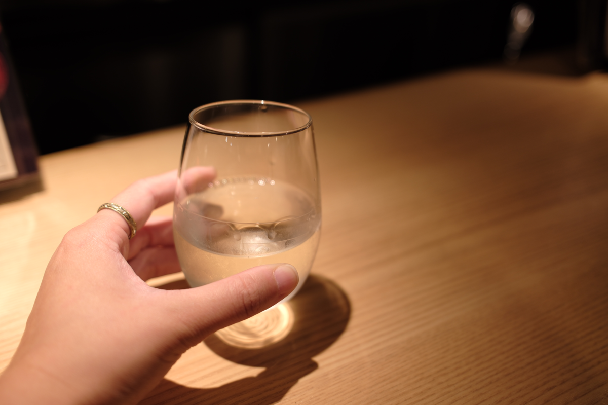 日本酒を飲む手元