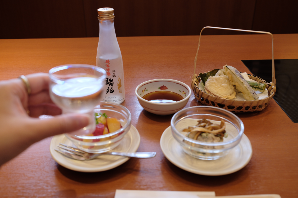 「和食さと」の料理と日本酒を楽しむ手元