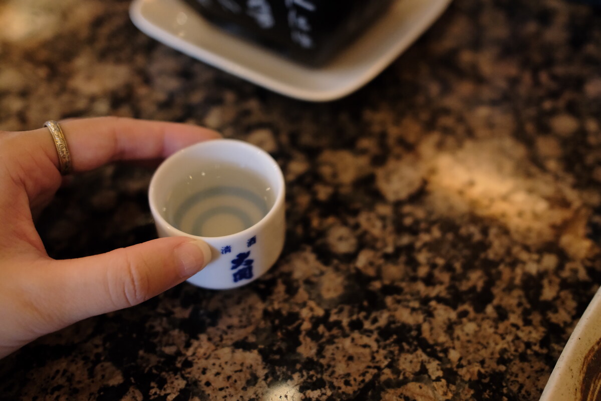 あさり酒を飲む手元