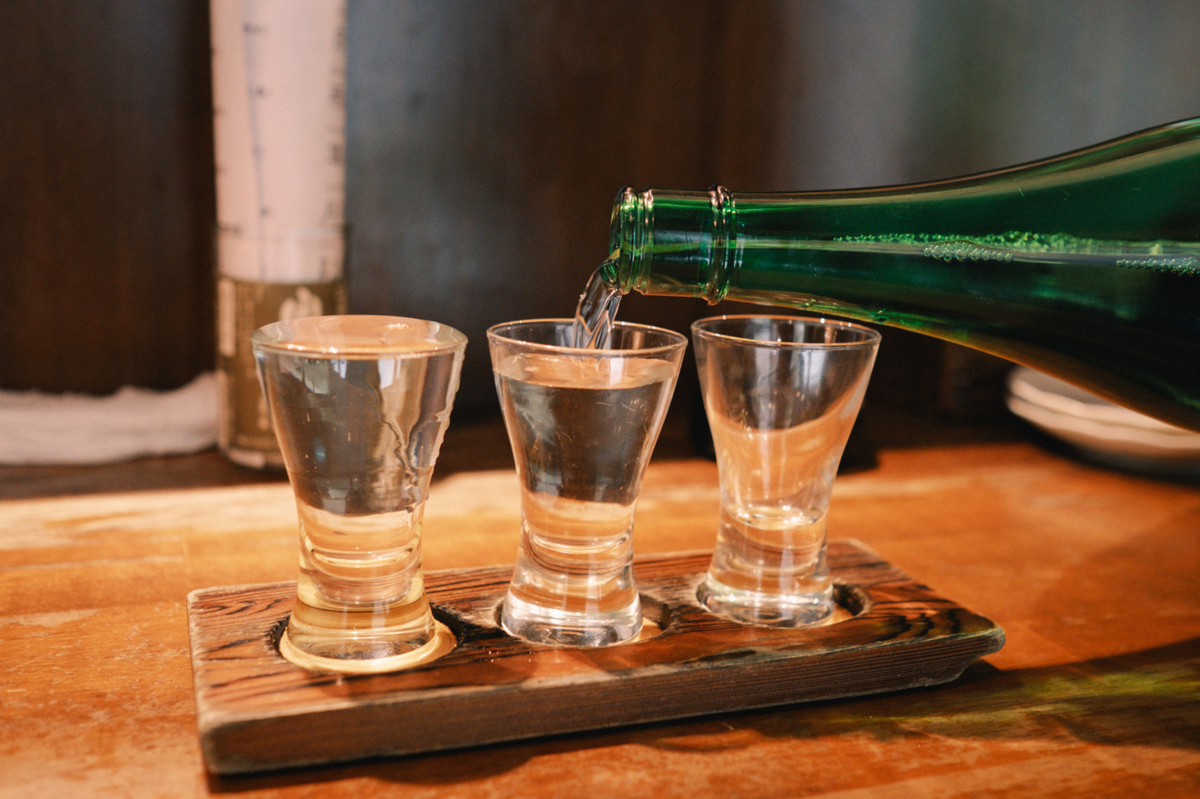 日本酒をおちょこへ注ぐ様子