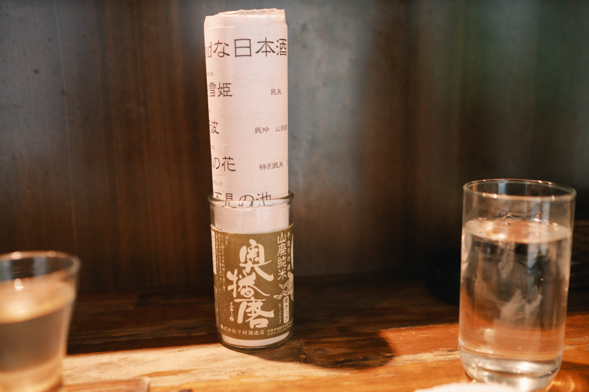 メニューが入ったカップ酒の空瓶