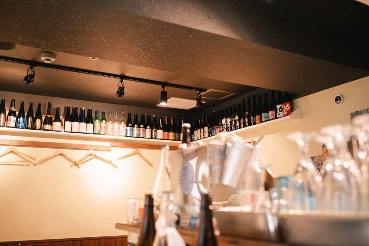 ボンクラ天井に並ぶ日本酒の瓶