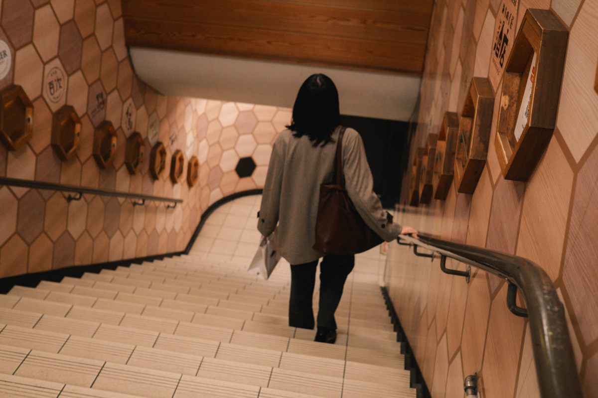 カナヤマギンザへ入っていく女性