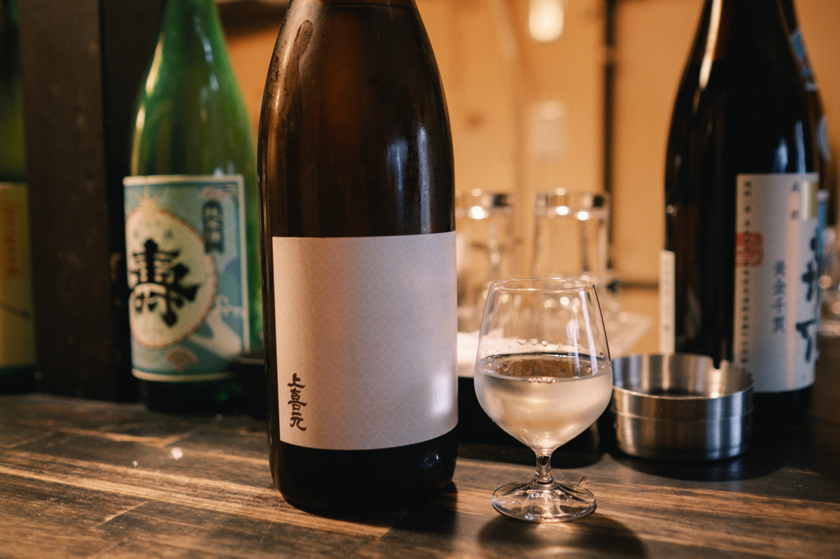 日本酒（上喜元）の瓶とグラス