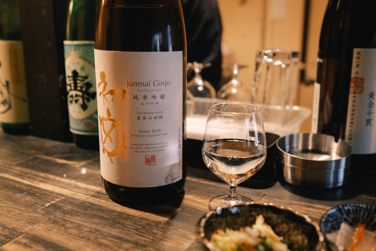 日本酒（初亀）の瓶とグラス