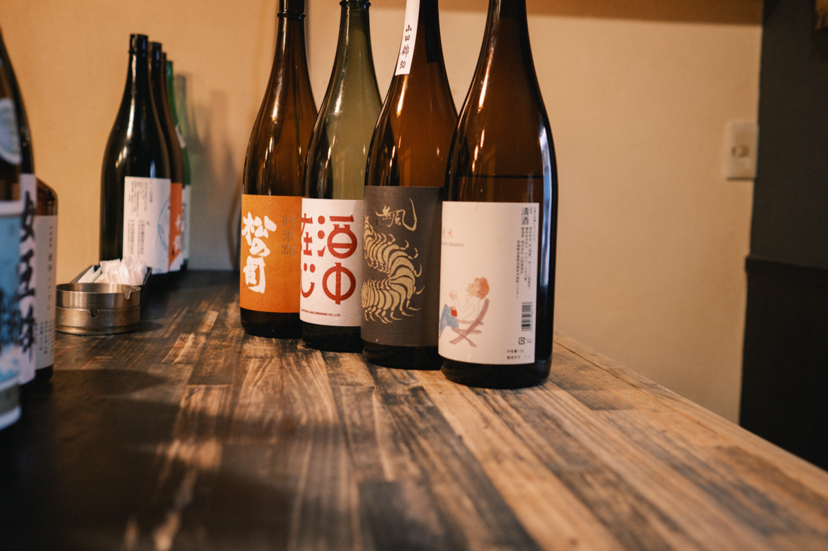 熱燗用の日本酒の瓶が並ぶカウンター