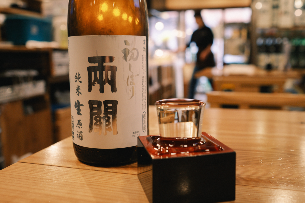 日本酒（両関）の瓶とグラスと枡