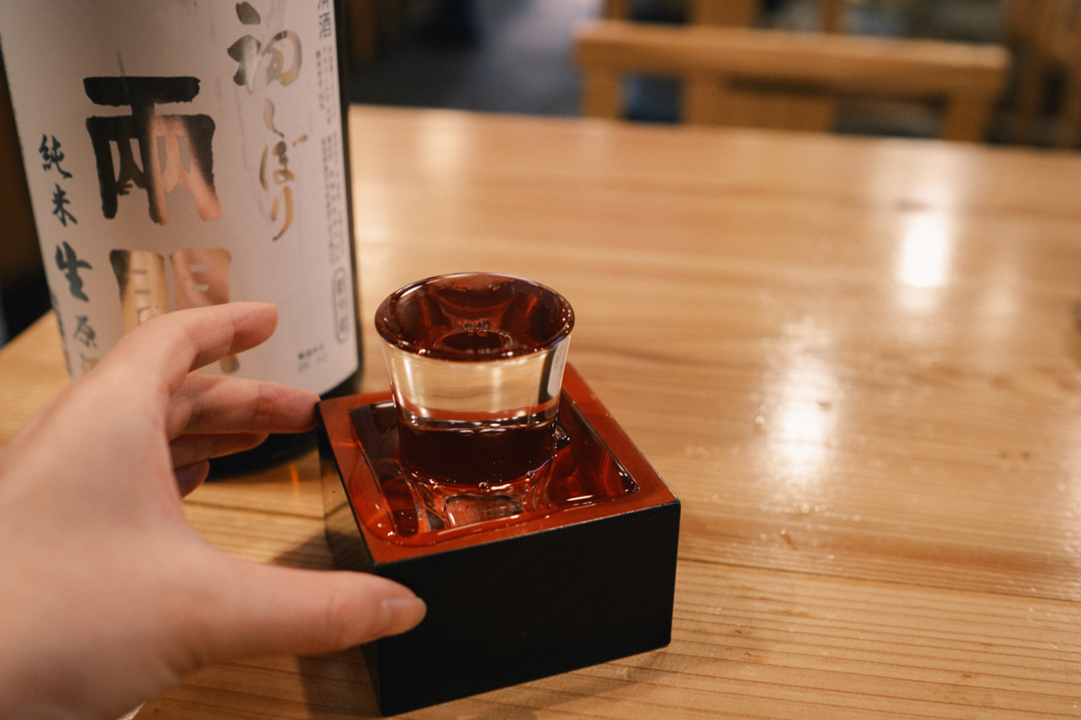 枡を引き寄せる手