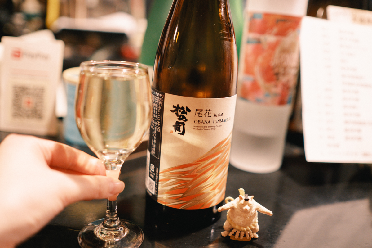 日本酒の入ったグラスを持つ手