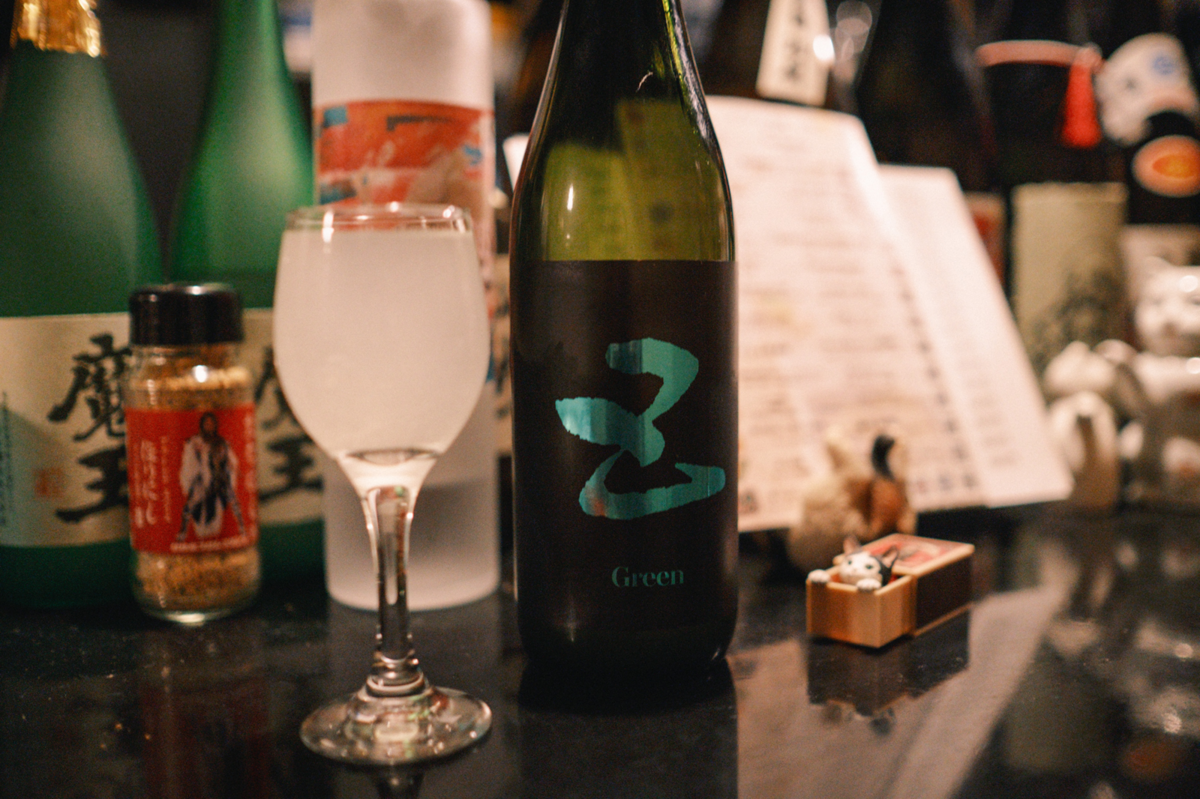 日本酒（five）の瓶とグラス