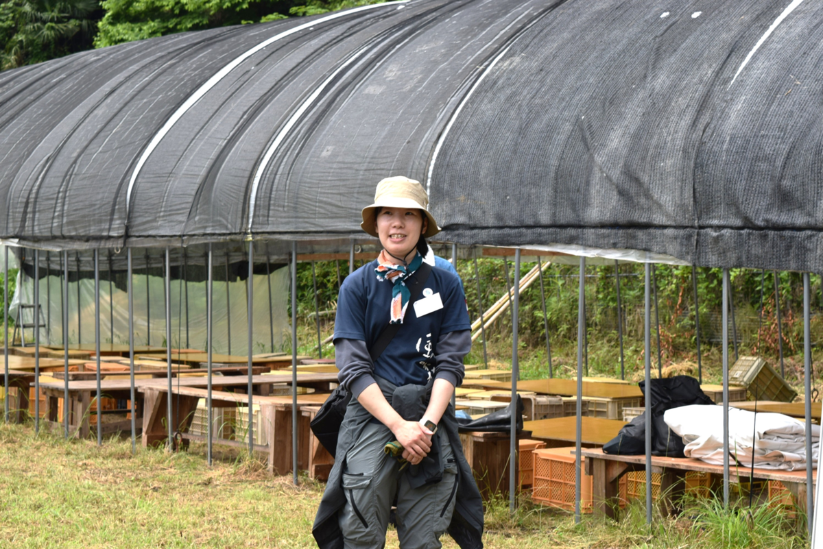 説明をする女性