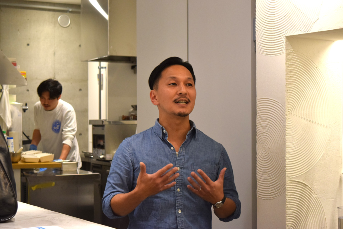 説明をする男性