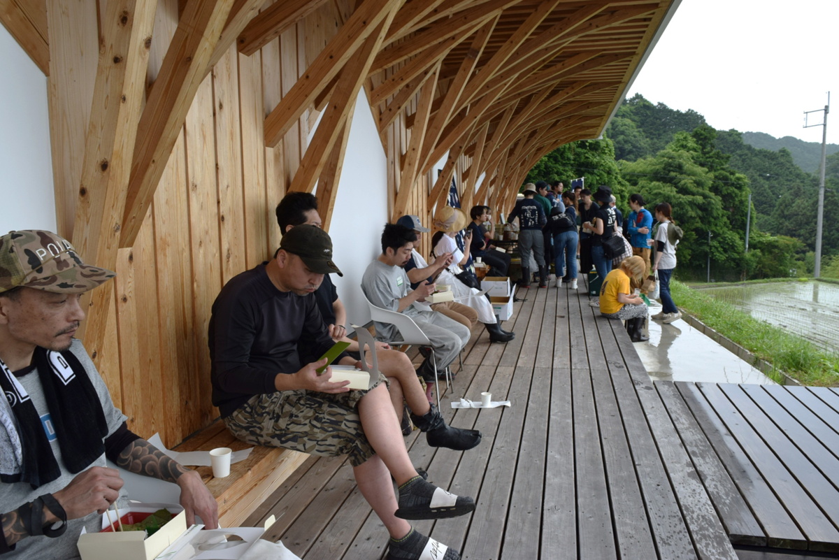 食事をする様子