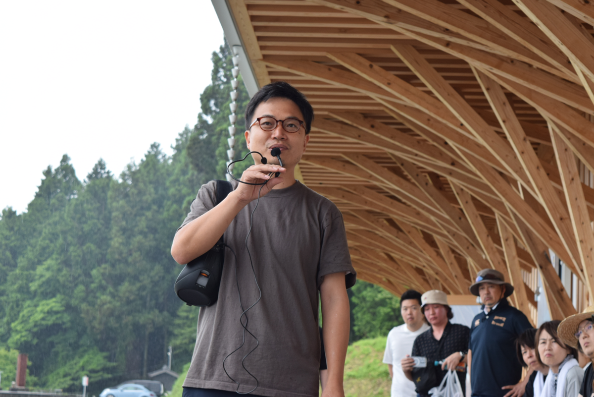 説明をする男性