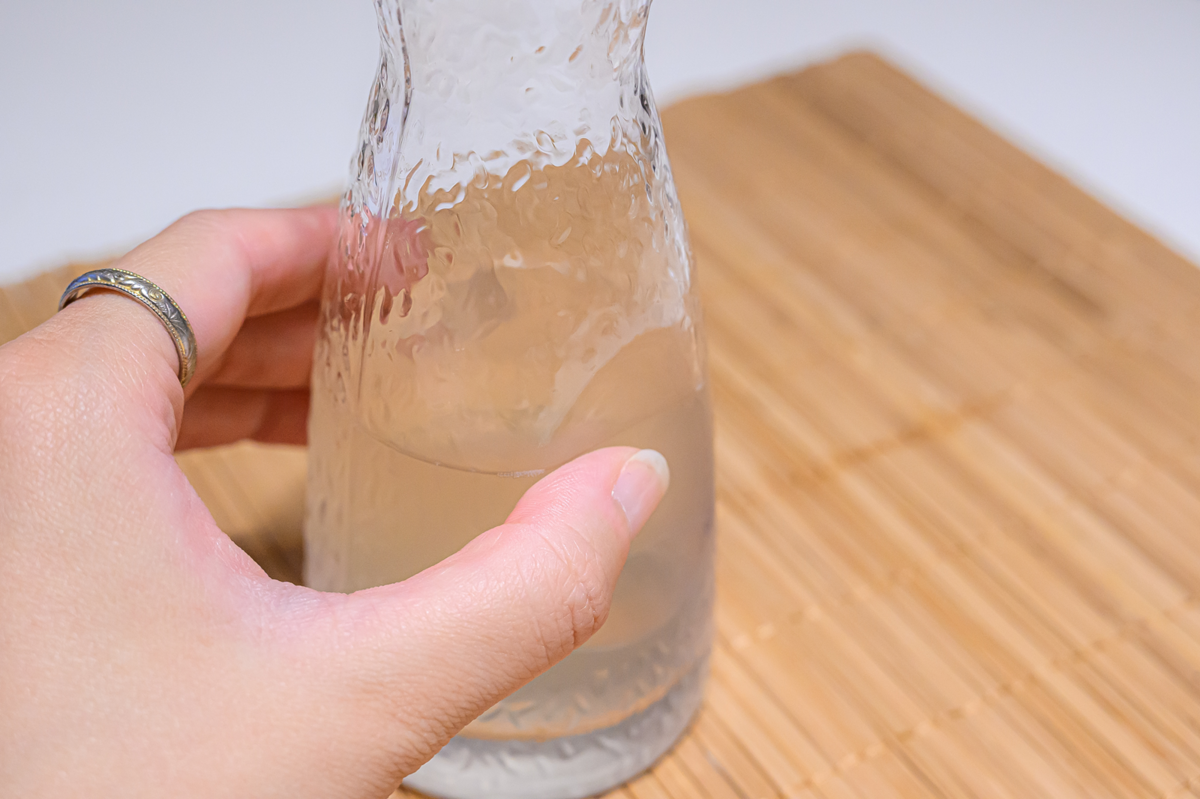 ダイソー　冷酒器200mlを持つ手元