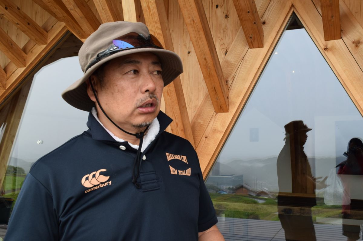 インタビューを受ける男性