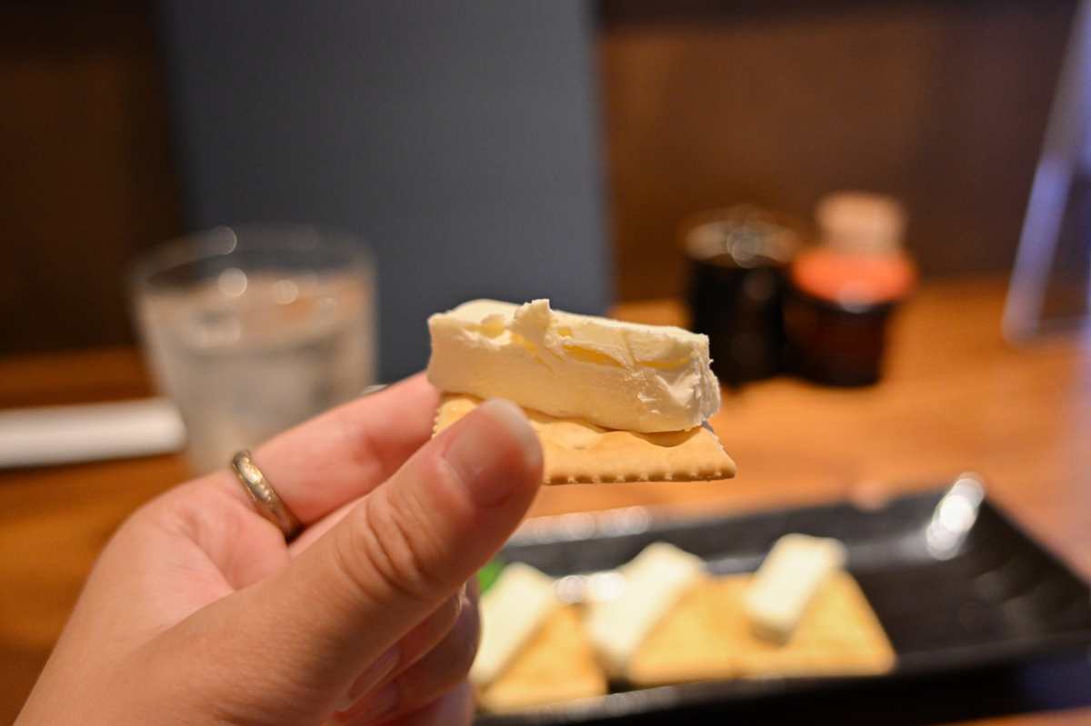 チーズ西京漬けを持つ手元