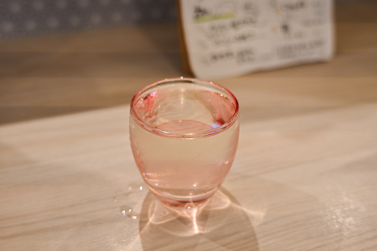 ピンクのおちょこに入った日本酒