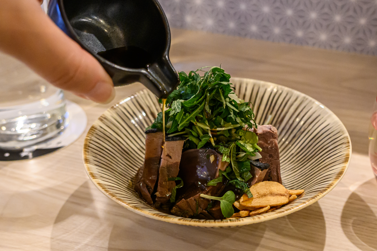カツオの塩たたきにポン酢をかける手元