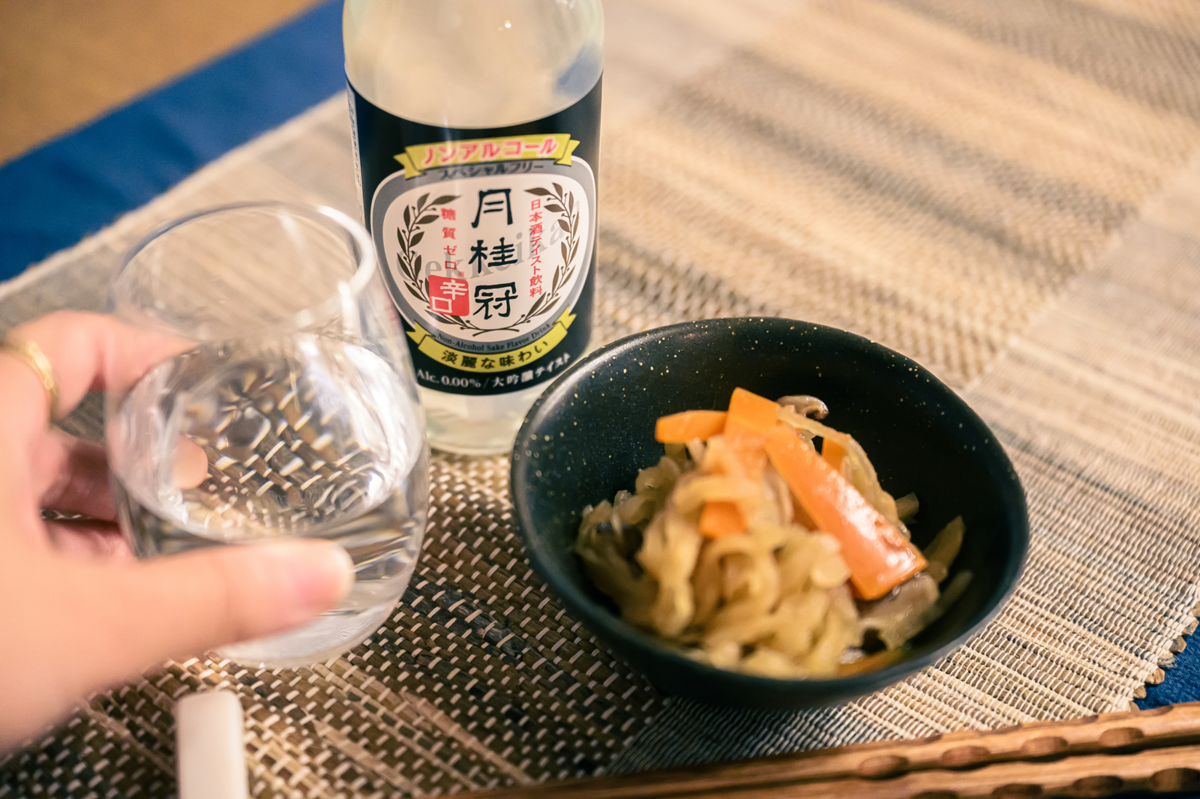 月桂冠 スペシャルフリー 辛口で晩酌をする手元