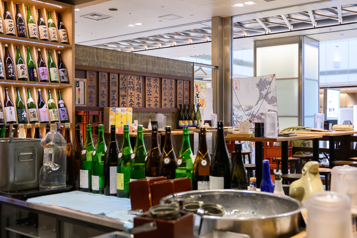 ぬる燗佐藤のテーブル席（オープンスタイル）