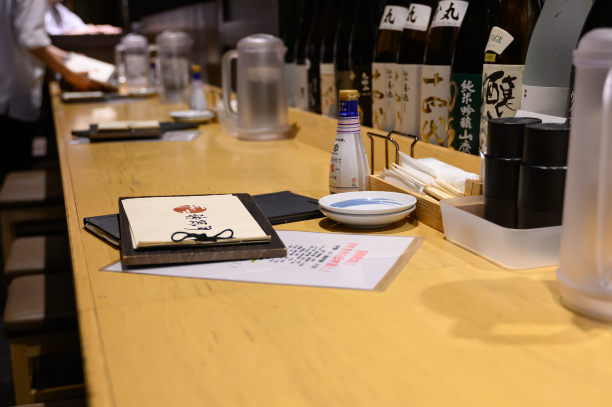 ぬる燗佐藤のカウンター席