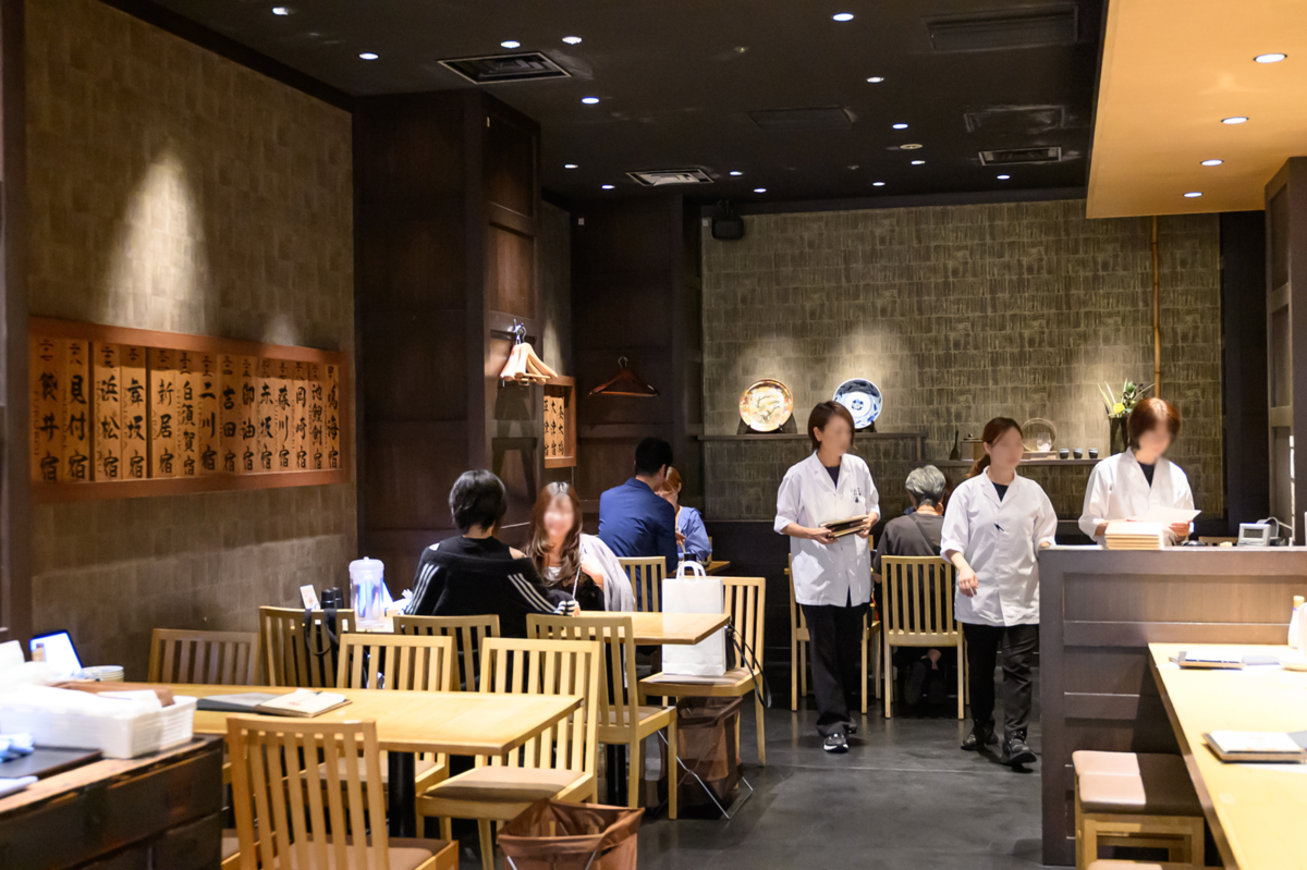 ぬる燗佐藤のテーブル席