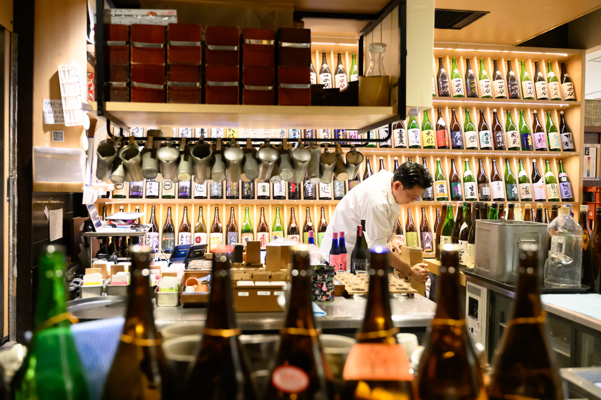 ぬる燗佐藤に並ぶ日本酒のボトル
