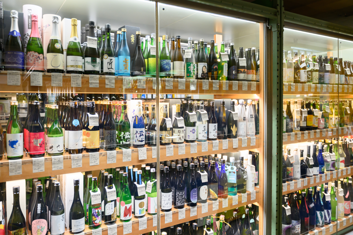 桑原商店の日本酒のショーケース