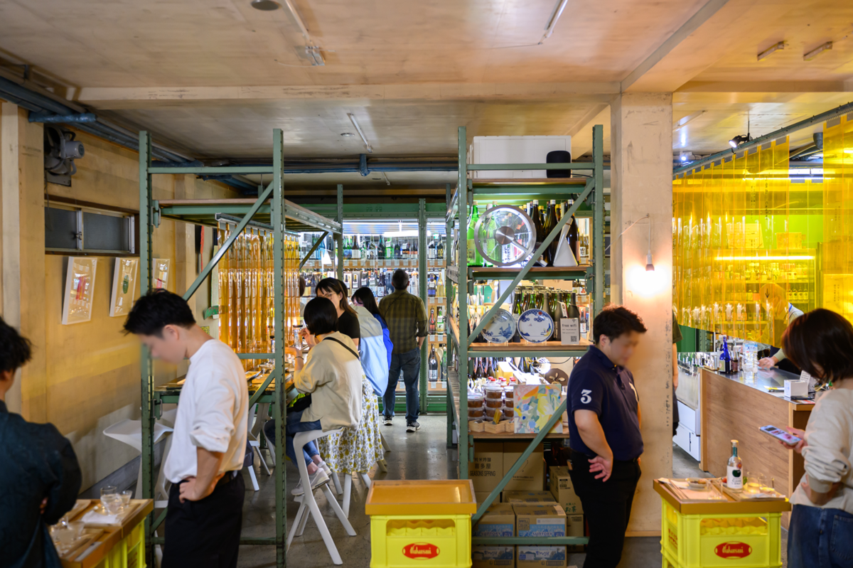 桑原商店で角打ちを楽しむ人々