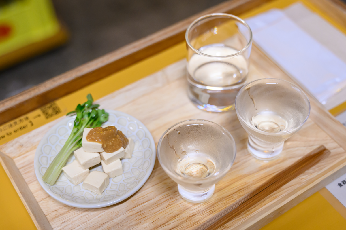 おちょこに入った日本酒とクリームチーズの味噌漬け