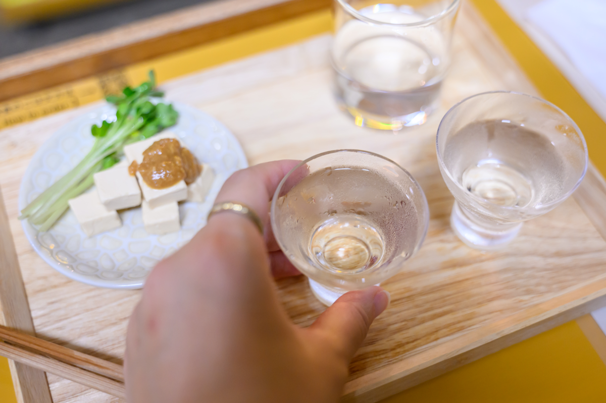 日本酒飲み比べをする手元