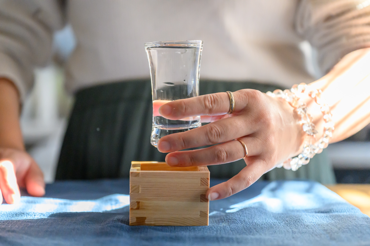 グラスに入った日本酒を飲む様子