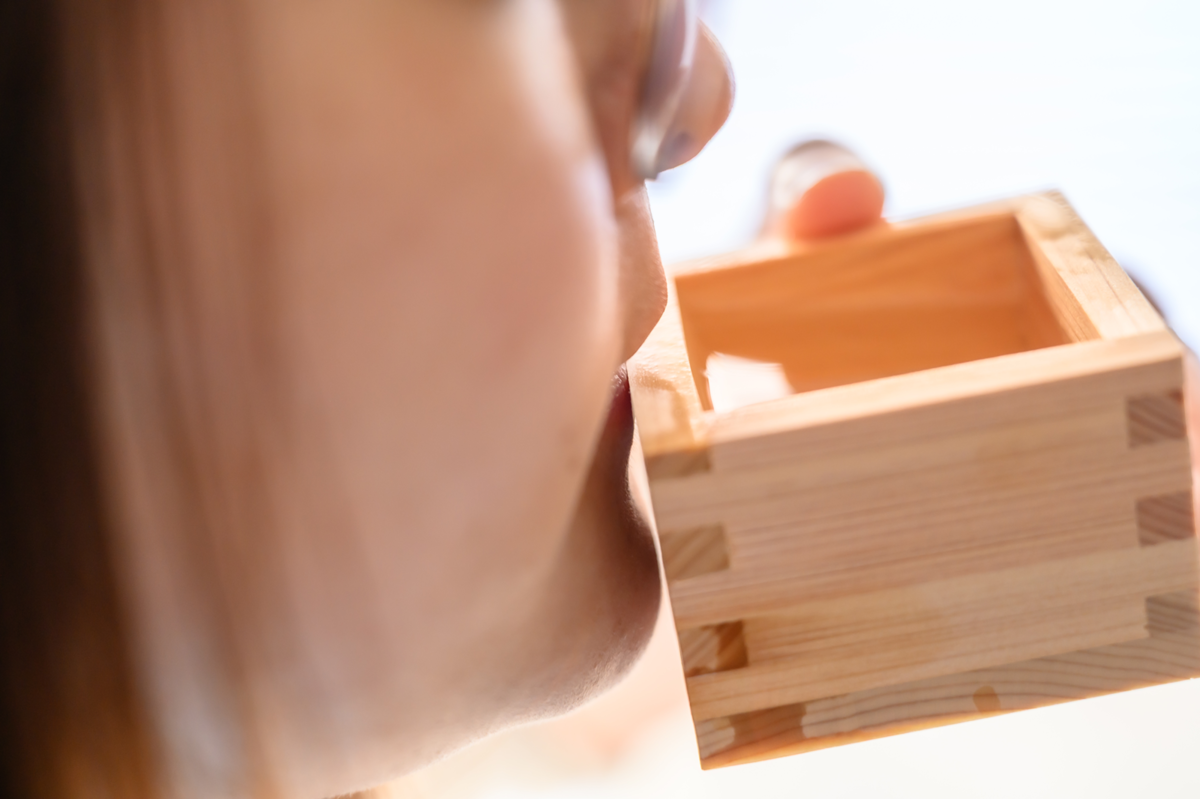 枡酒をの正しい飲み方