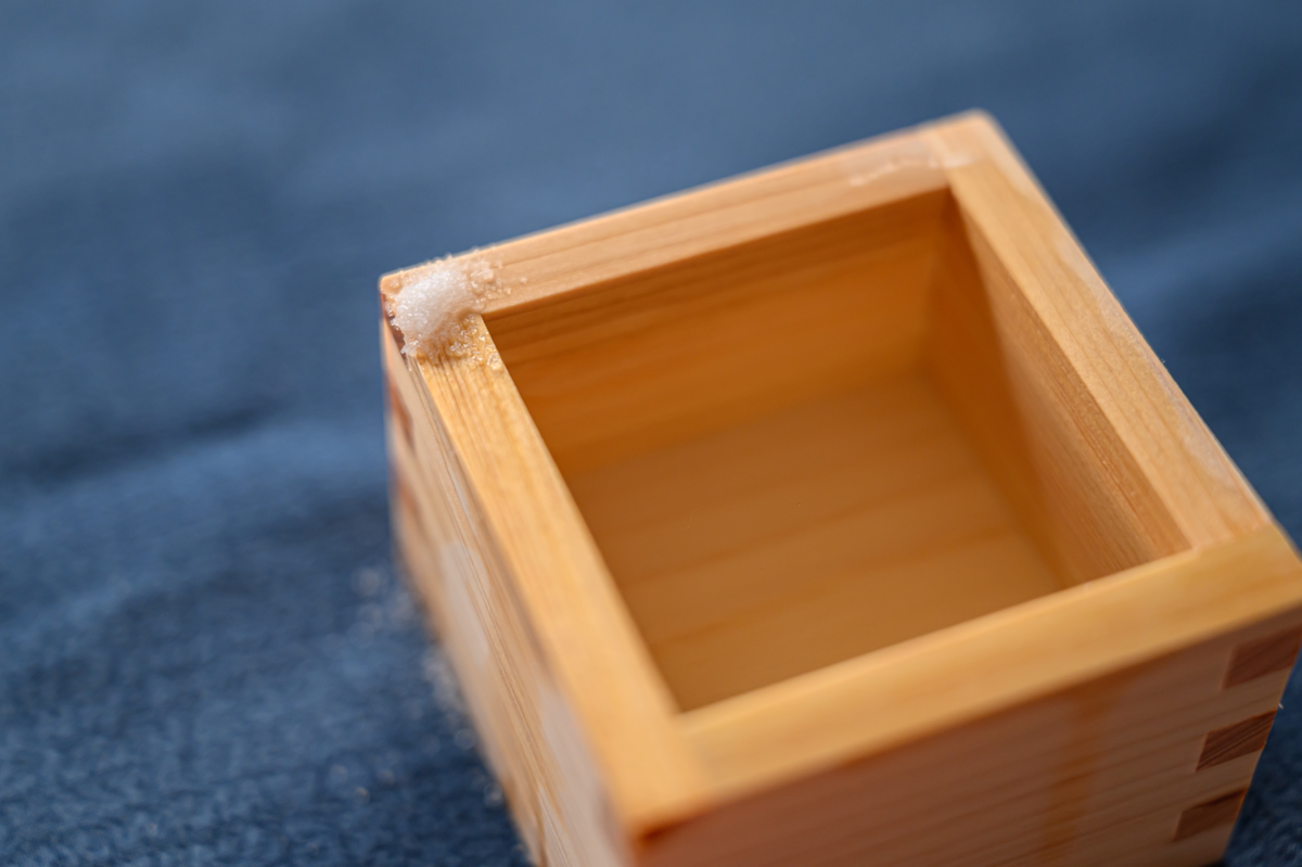 角に塩を乗せた枡酒