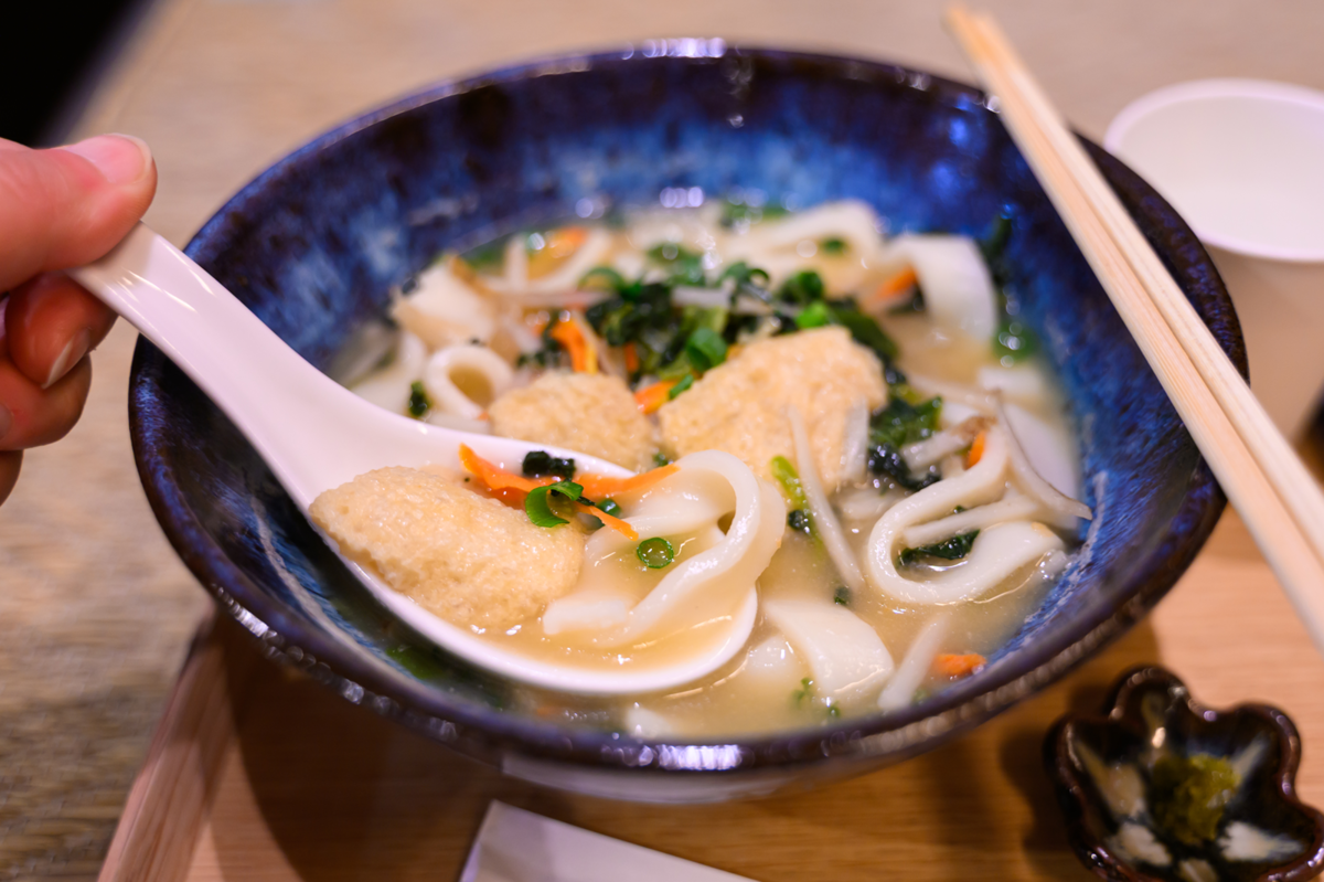 だご汁を食べる手元