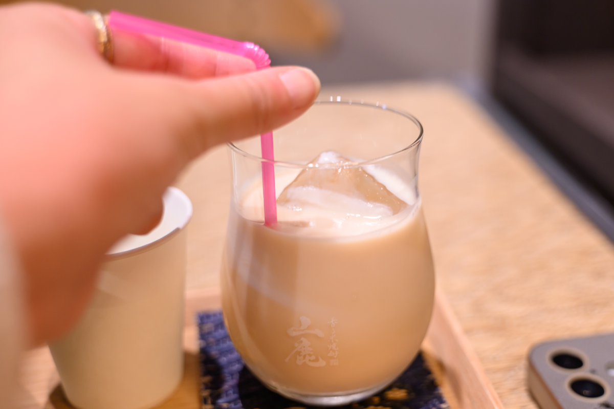 赤酒ミルクを混ぜる手元