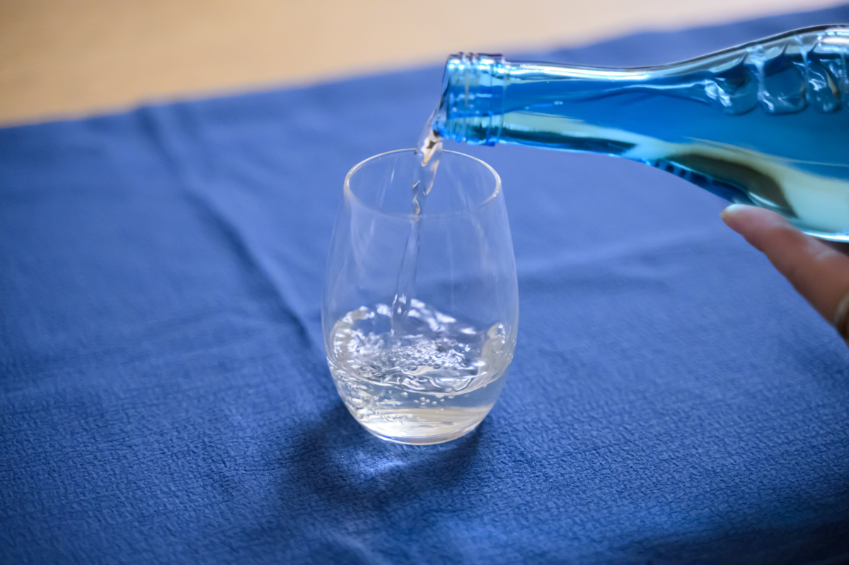 日本酒を注ぐ手元