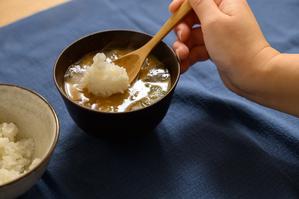 ごはんをひや汁に浸す手元