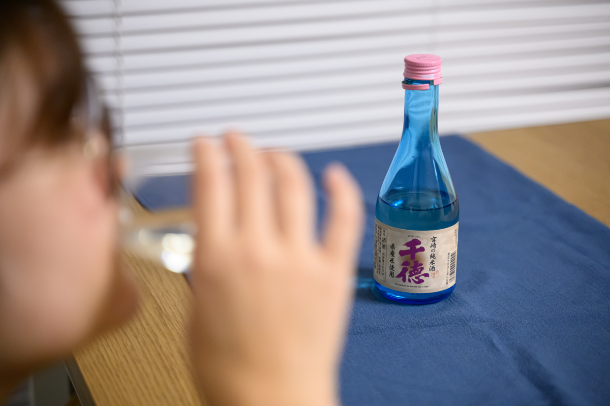 日本酒を飲む女性