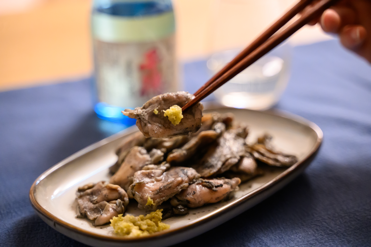 かぼす胡椒を乗せた鶏炭火焼き